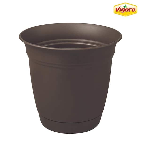 Vigoro 6 in. Mirabelle Small Chocolate Plastic Planter (6 in. D x 5.3 in. H) with Drainage Hole and Attached Saucer