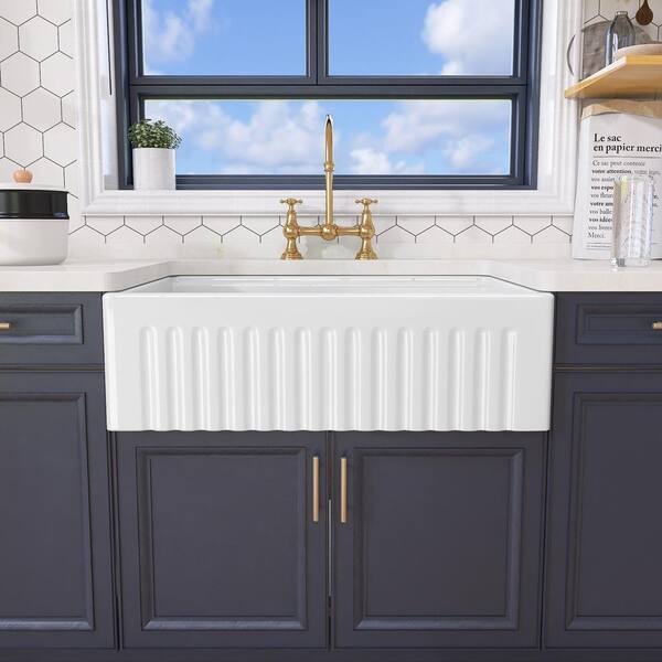 https://images.thdstatic.com/productImages/b3ed85a4-fe39-4115-b65f-5562751408bc/svn/white-getpro-farmhouse-kitchen-sinks-gs-fh3320k-a0_600.jpg