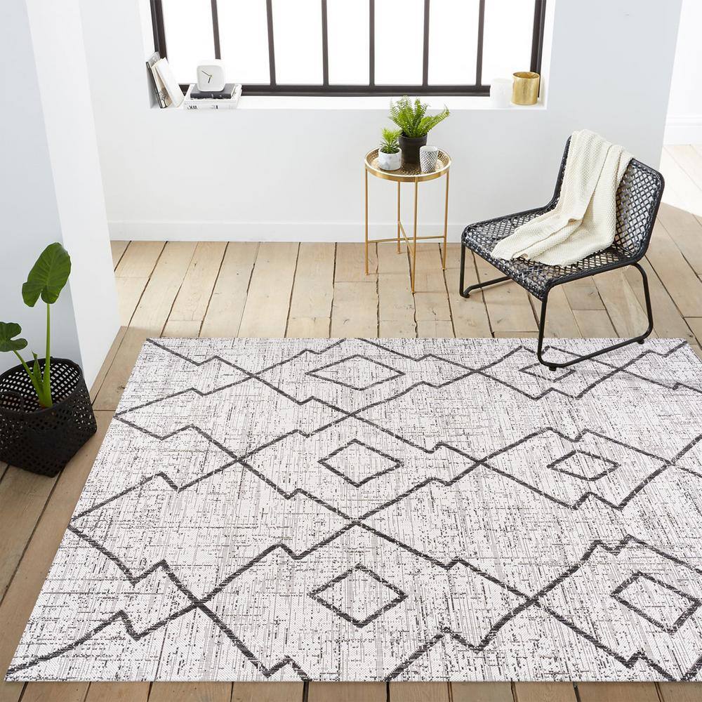 Reversible Black Trellis Synthetic Indoor/Outdoor Rug