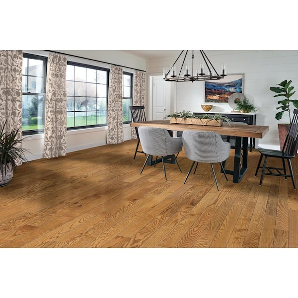 Bruce Plano Field and Woodlands Red Oak 3/4 in. T x 5 in. W Smooth Solid Hardwood Flooring (23.5 sq.ft./ctn)