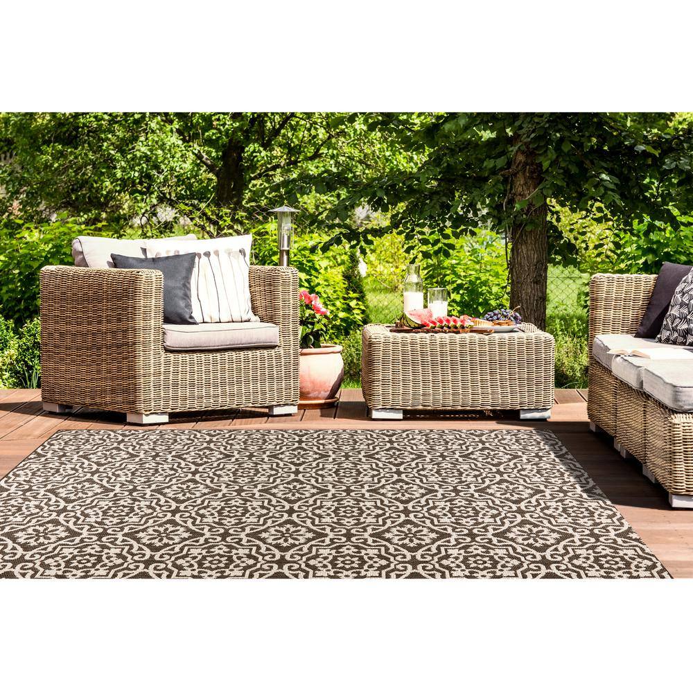 Danica 5'2" x 7'2" Black/Gray Synthetic Medallion Area Rug
