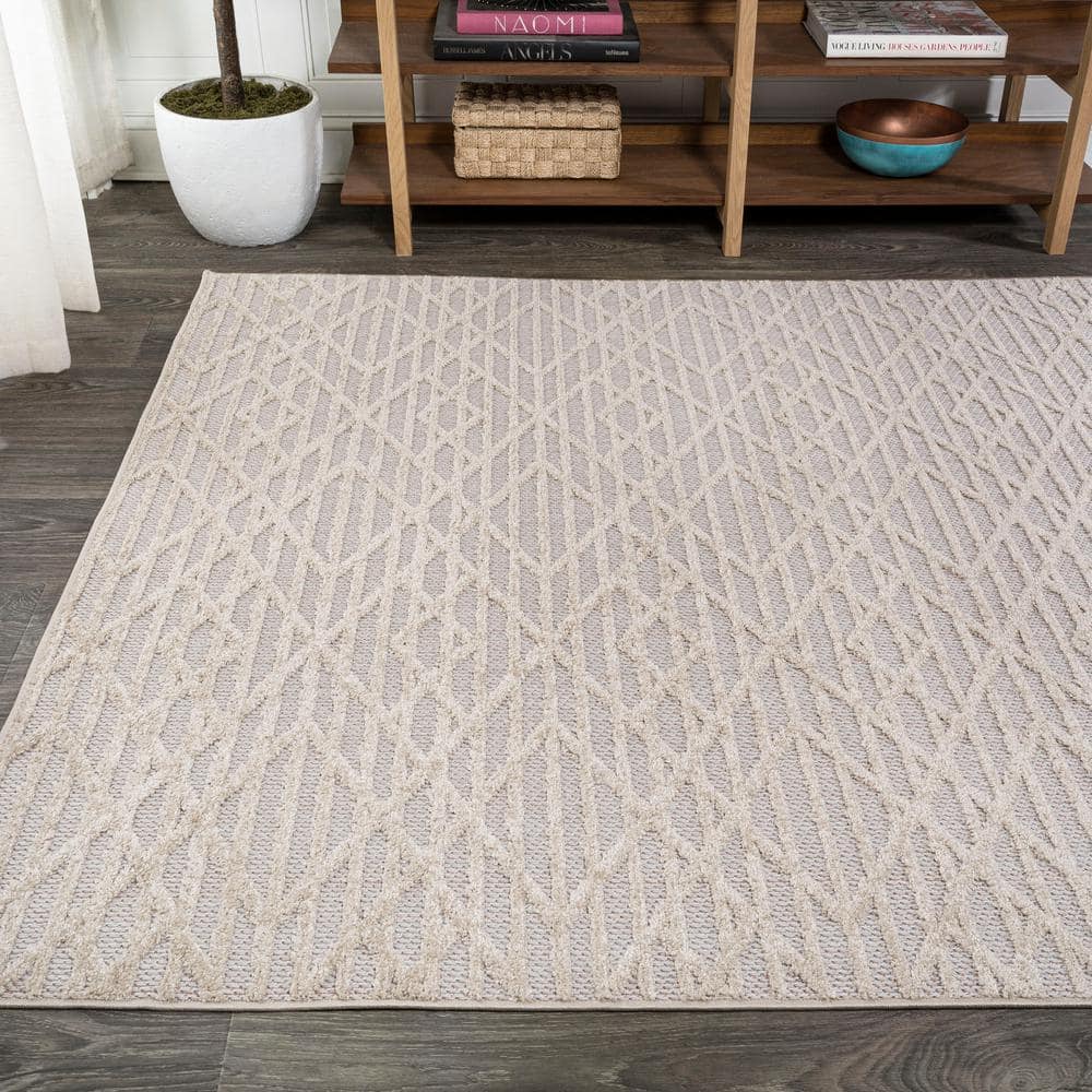 Ivory Diamond Moroccan-Inspired 4' x 6' Easy-Care Area Rug