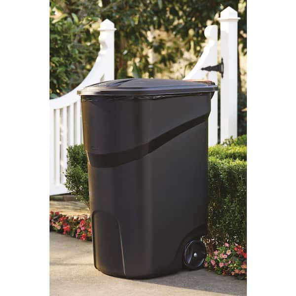 Black Wheeled Plastic Trash Can With Lid Rubbermaid Roughneck Garbage 45 Gal 