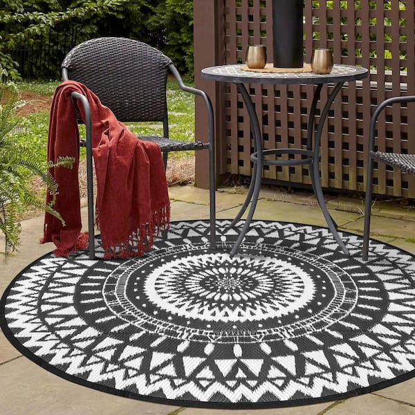 Nuu Garden Black and White 5 ft. Round Moroccan Polypropylene