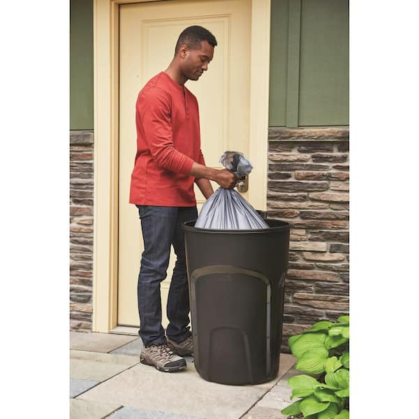 Rubbermaid Roughneck 32 gal Trash Can with Wheels