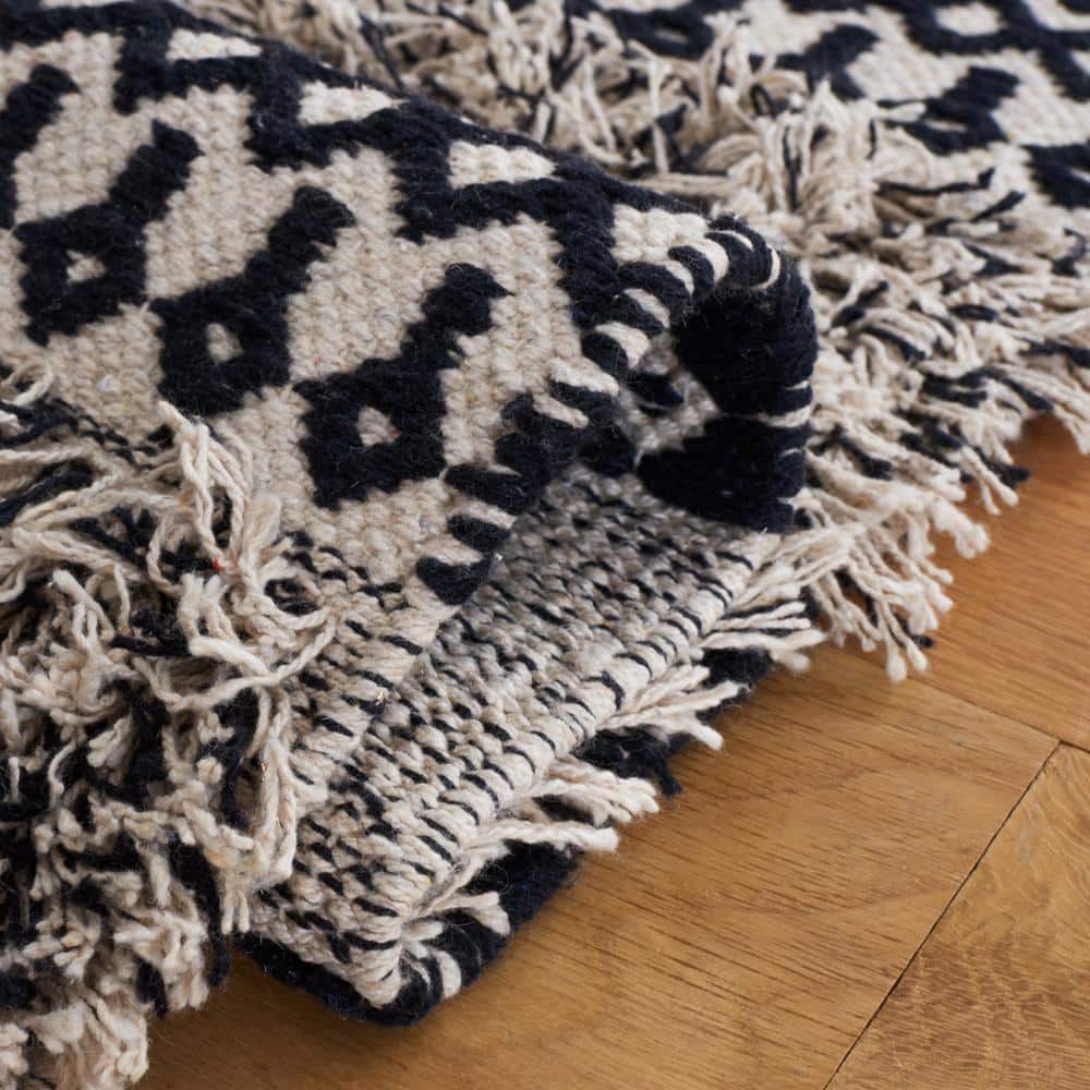 Handwoven Black and Ivory Wool-Cotton Blend Beach House Rug - 3x5 Feet