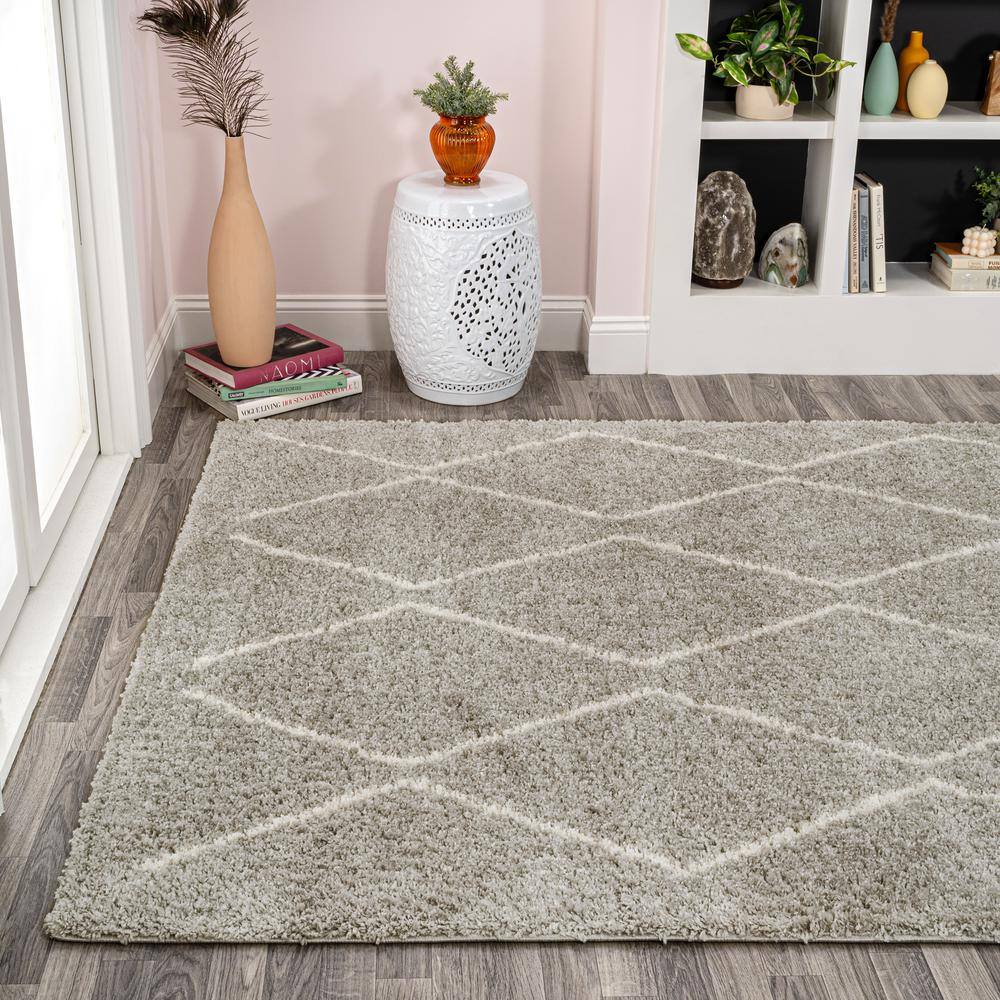 Catala Gray and Ivory Diamond Shag 5' x 8' Area Rug