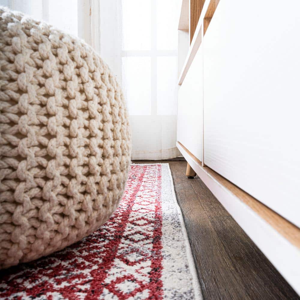 Handmade Red and Ivory Synthetic Medallion Area Rug, 3' x 5'