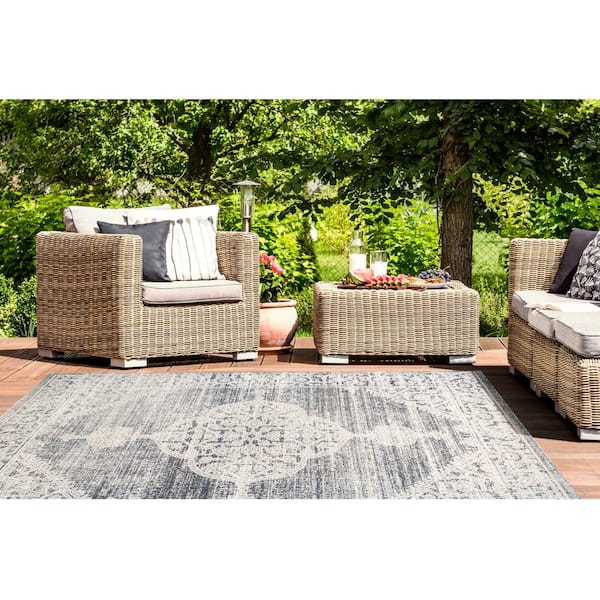 https://images.thdstatic.com/productImages/b709e153-61a1-4814-991d-62a93ce111e0/svn/navy-blue-nicole-miller-outdoor-rugs-2-5731-300-76_600.jpg