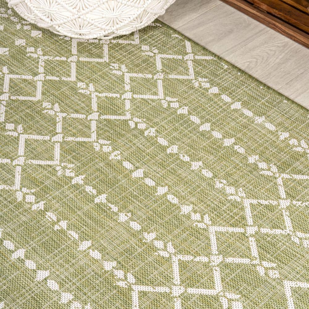 Moroccan Geometric Light Green and Cream 5' x 7' Indoor/Outdoor Rug