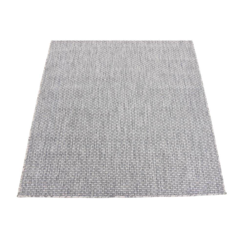 Light Gray Easy-Care Synthetic Outdoor Rug 4' x 6'