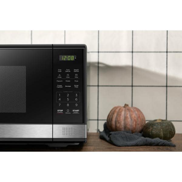 BLACK+DECKER EM031MB11 store Digital Microwave Oven with Turntable Push-Button Door, C