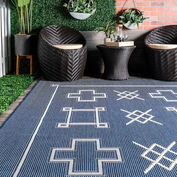 https://images.thdstatic.com/productImages/b7c8bd1a-9070-44f3-a16f-c8b50c446812/svn/navy-nuloom-area-rugs-gbcb06a-96012-4f_600.jpg