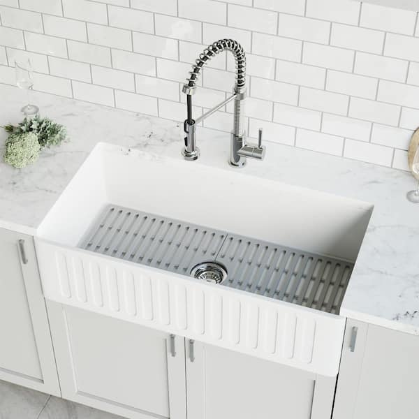 https://images.thdstatic.com/productImages/b7d0b3d0-4288-5ea9-949a-73babb473315/svn/matte-white-vigo-farmhouse-kitchen-sinks-vg84074-1d_600.jpg