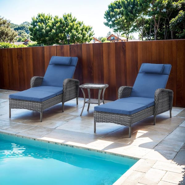 ArcoBay 3-Piece Gray Wicker Outdoor Chaise Lounge Rattan Chaise Lounge with Olefin Navy Blue Cushions and Side Table