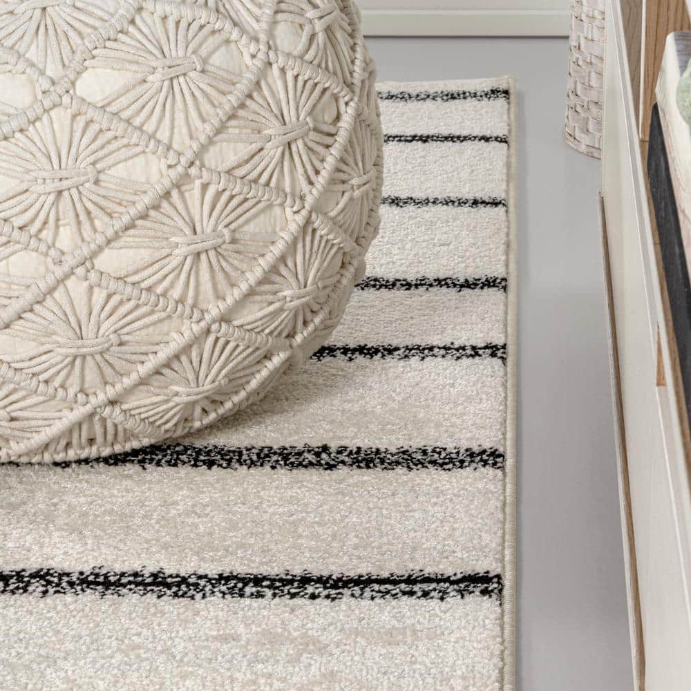 Williamsburg Cream and Black Striped 4' x 6' Synthetic Area Rug