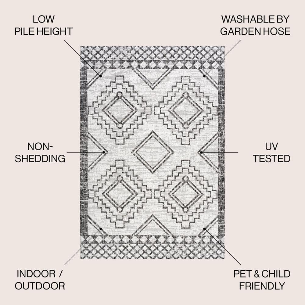 Ivory and Black Diamond Medallion Indoor/Outdoor Rug