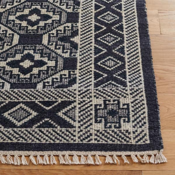 https://images.thdstatic.com/productImages/b83a40f6-890d-4c35-ade9-ce7ac654c8ac/svn/black-ivory-safavieh-area-rugs-klm728z-3-c3_600.jpg