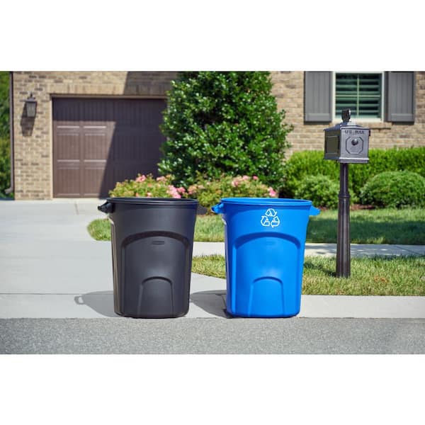 Lot of 2 Trashcans - Rubbermaid 32 Gallon Trash Cans