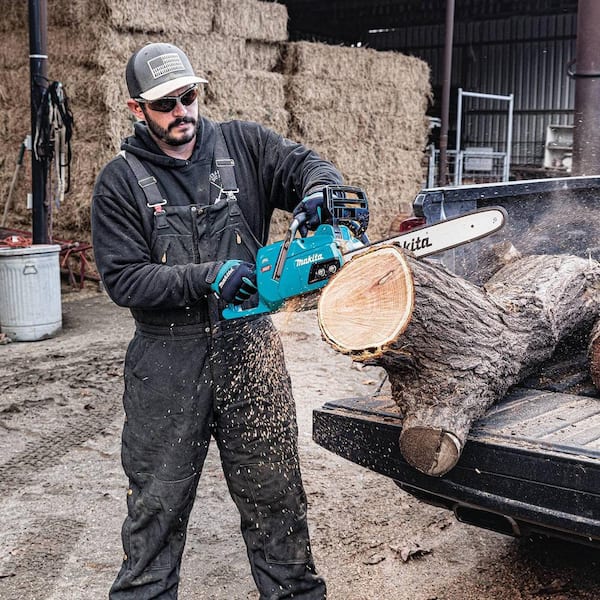 Makita XGT 18 40V max Brushless Electric Battery Chainsaw Kit