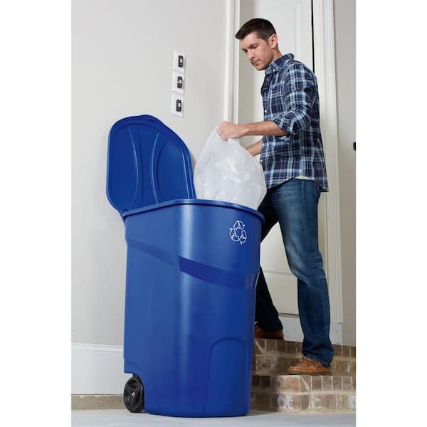 Rubbermaid Roughneck Blaze Blue Non-Wheeled Trash Can with Lid
