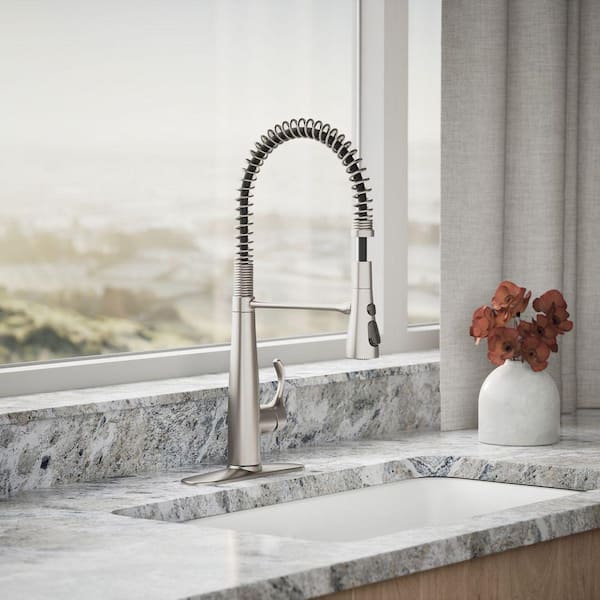 Simplice Single-Handle Pull-Down Sprayer Kitchen Faucet in Vibrant Stainless