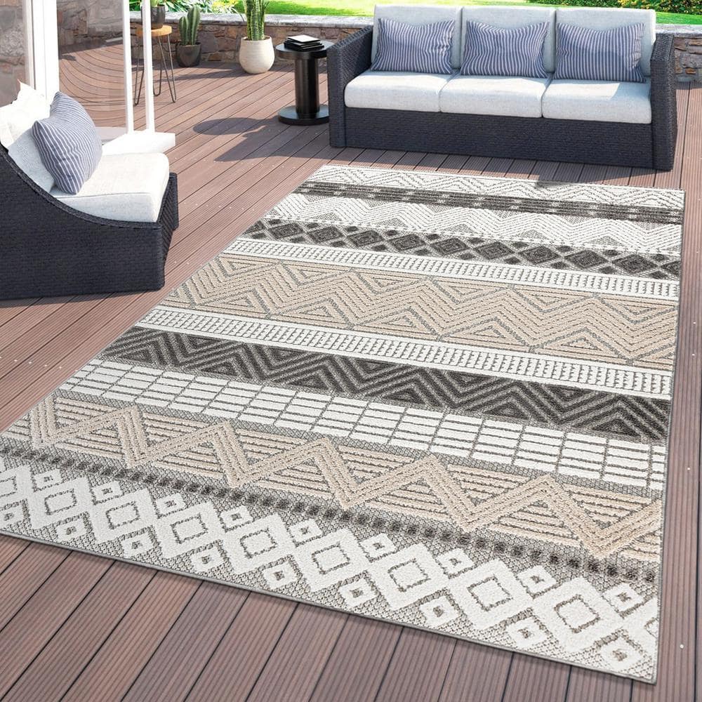 Gray Geometric 5' x 7' Indoor/Outdoor Area Rug