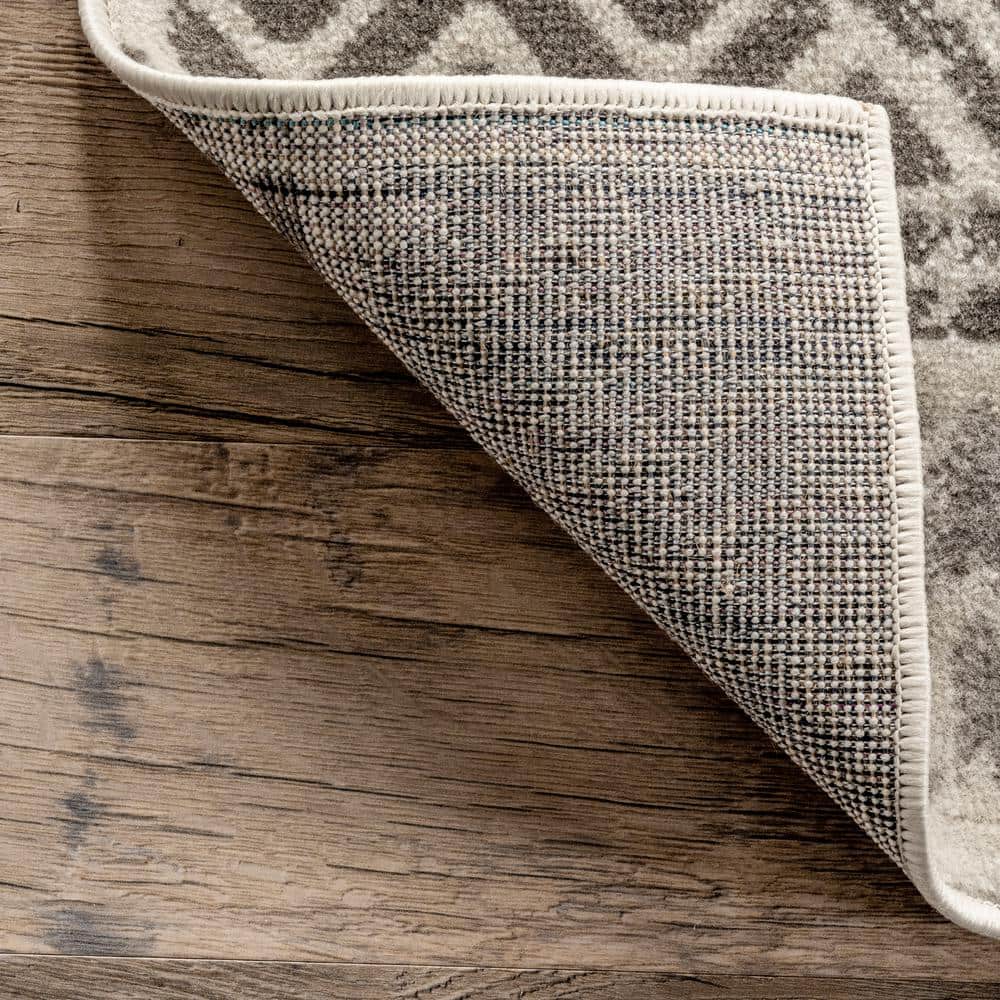 Modern Light Grey Tribal Motif 5' x 8' Synthetic Area Rug