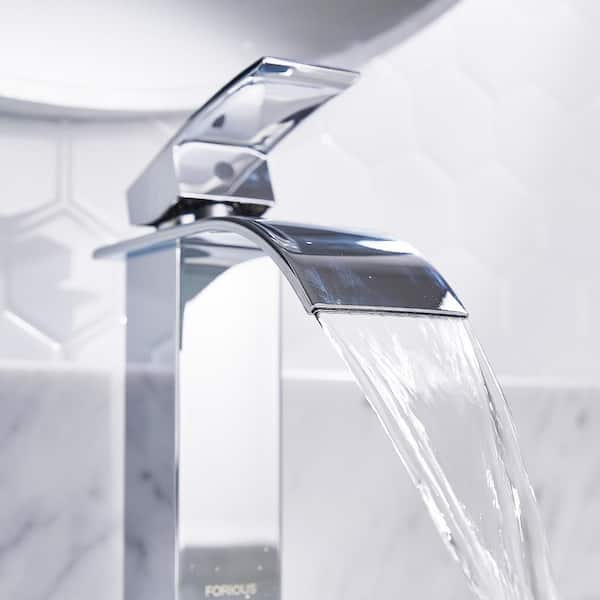 Single Handle Single Hole Bathroom Faucet with Drain Assembly in Chrome