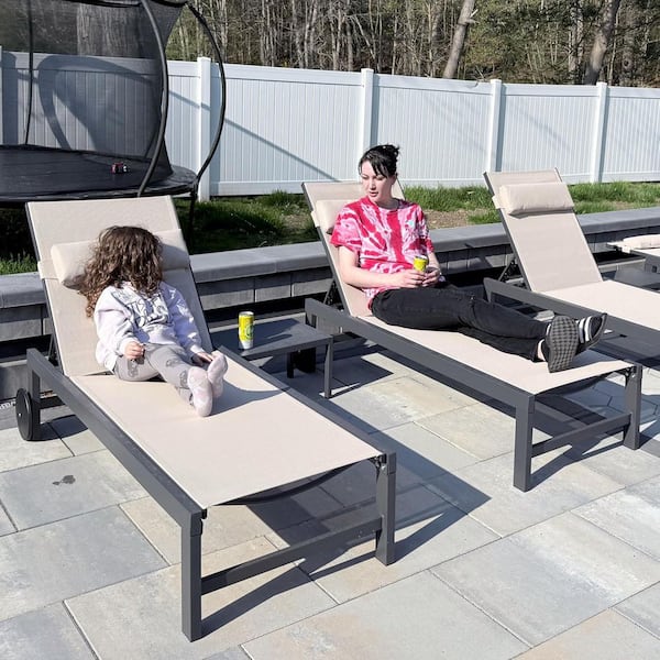 Black Frame Lounge of 3-Pieces Aluminum Outdoor Chaise Lounge with Cushion, Beige