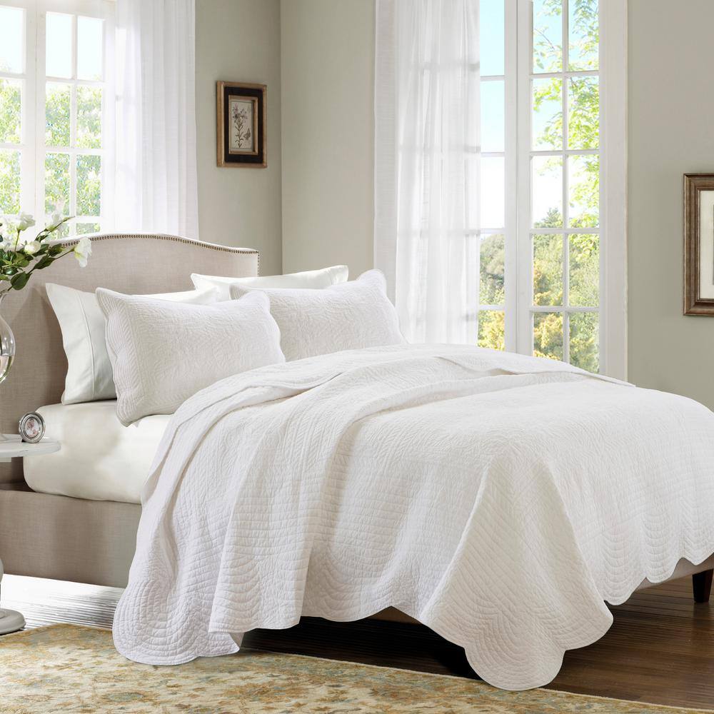 White Full Microfiber Reversible Scalloped Edge Quilt Set