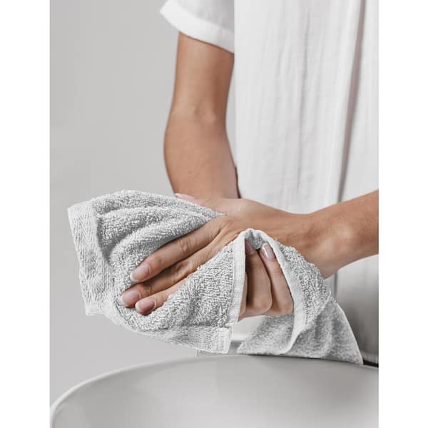 https://images.thdstatic.com/productImages/bac08456-880f-4893-9ce6-29c83ad34ed1/svn/white-delara-bath-towels-a1hcwtset-12wht-c3_600.jpg