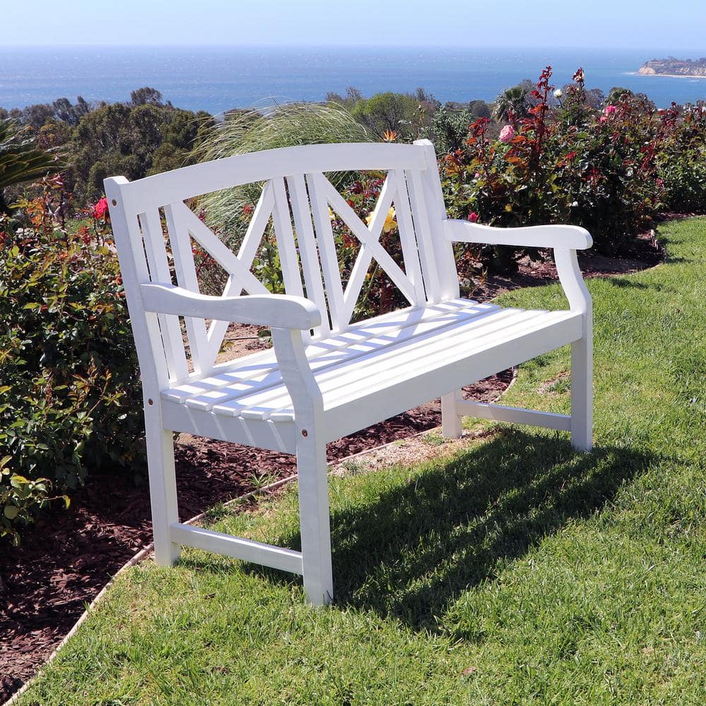 Белая скамейка для сада