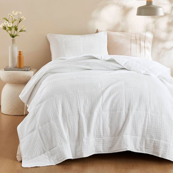 510 Design Mina 2-Piece White Waffle Weave Textured Polyester Twin/Twin XL Quilt Set