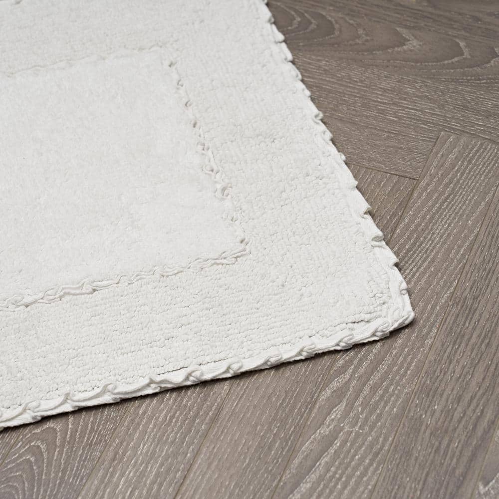 White Cotton Ruffled Border Bathroom Rug 20" x 34"