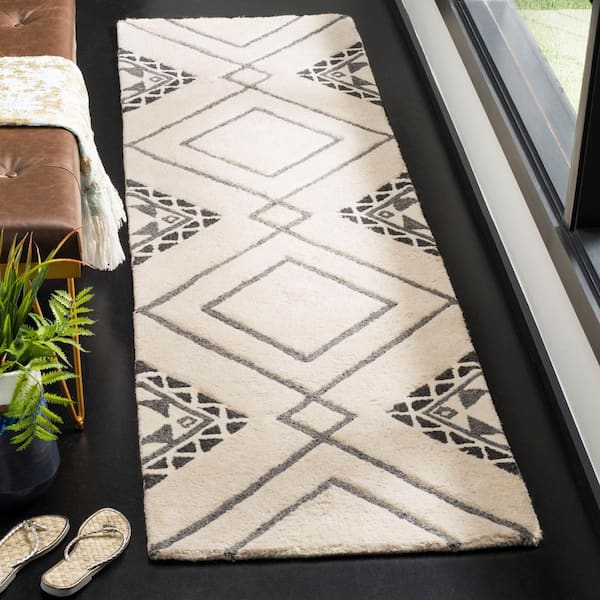 Casablanca 2 ft. x 6 ft. Ivory/Gray Tribal Diamonds Geometric Runner Rug