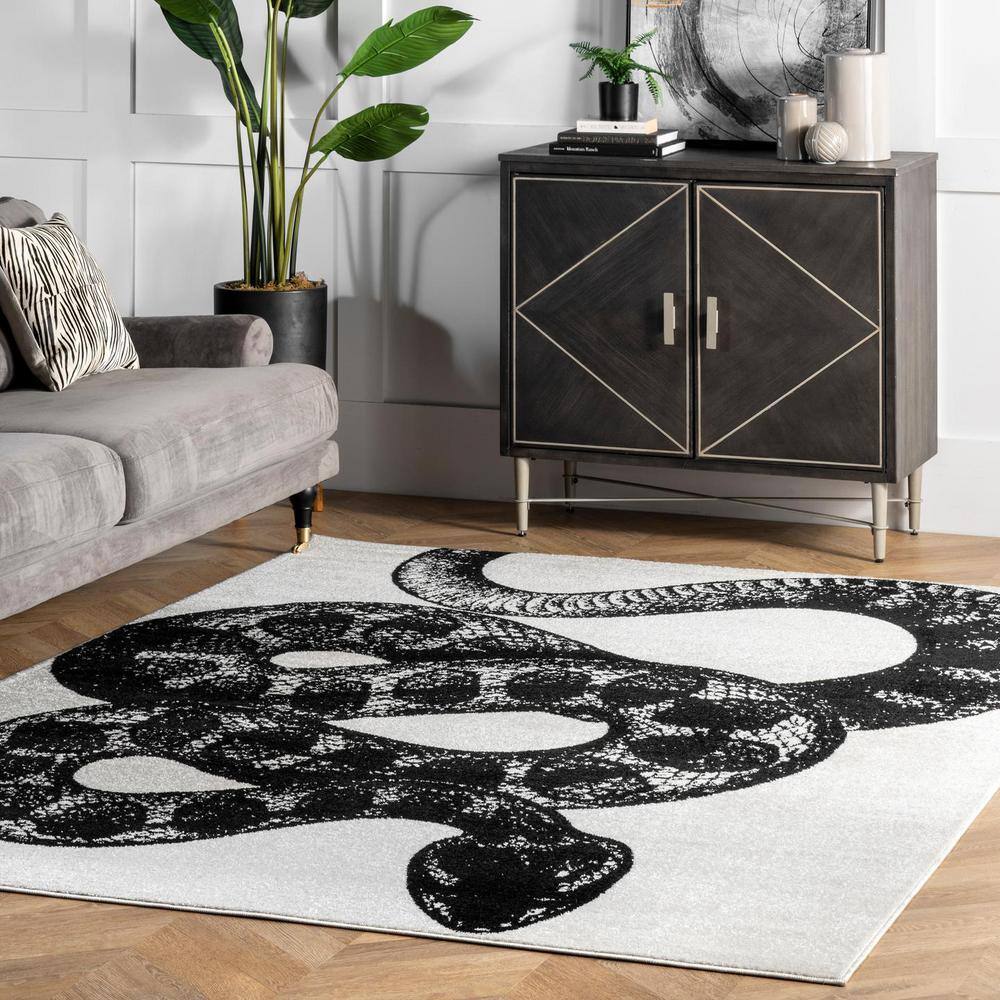 Black and White Serpent Design Synthetic Area Rug, 4' x 6'