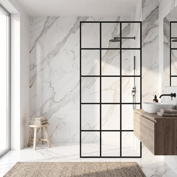 Paroi de douche noire style atelier et carrelage effet marbre blanc veiné