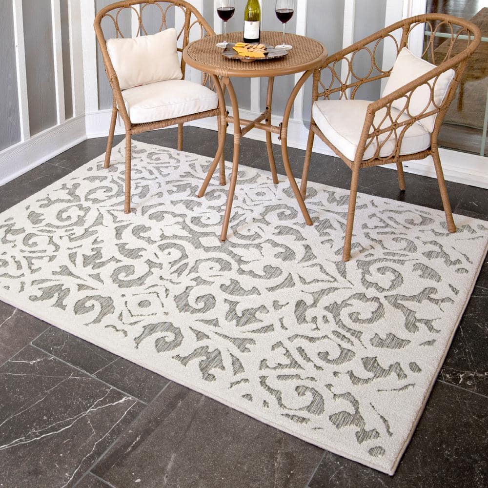 Natural Gray Damask Pattern Indoor/Outdoor Rug, 2'11" x 4'5"