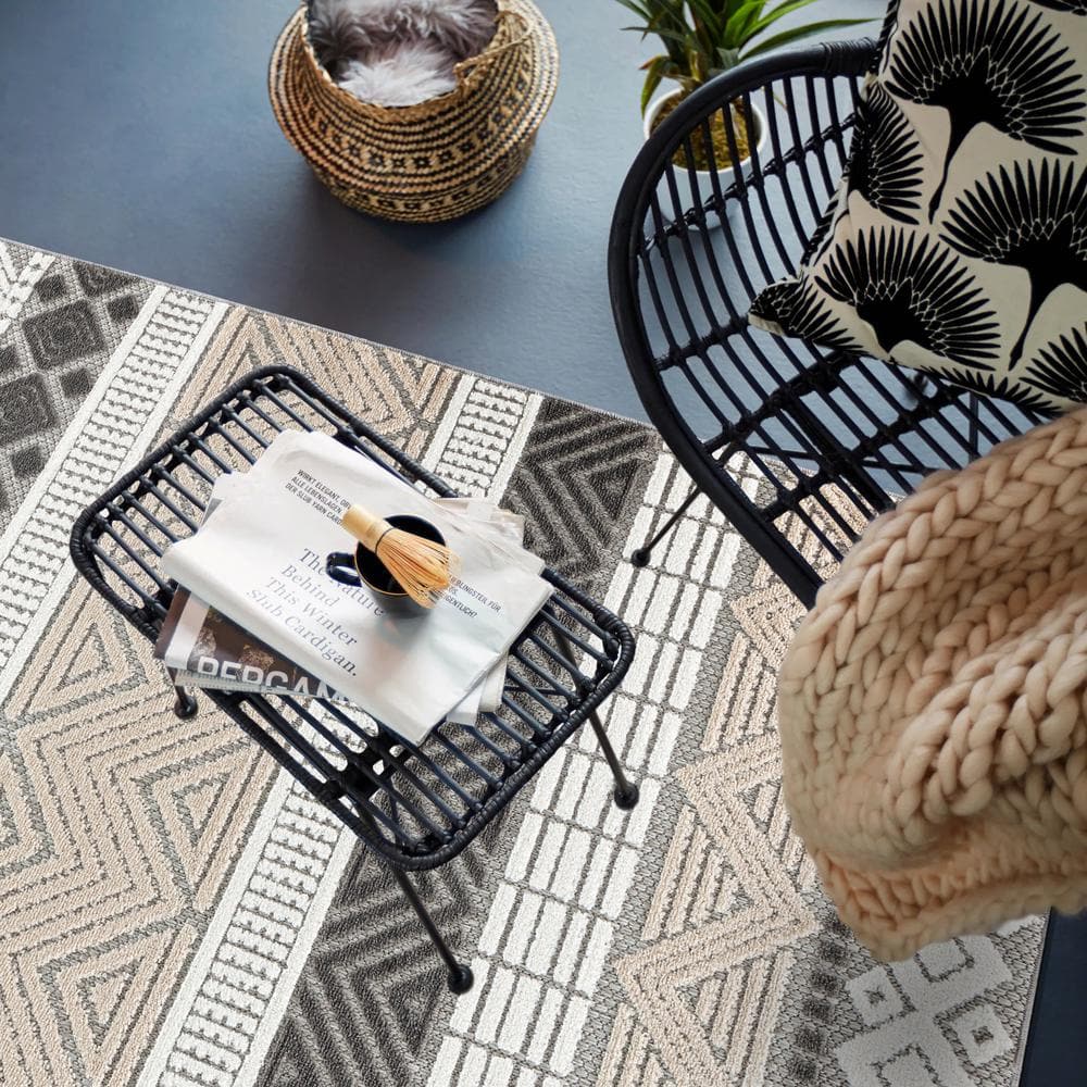 Gray Geometric 5' x 7' Indoor/Outdoor Area Rug