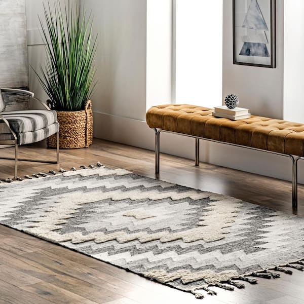https://images.thdstatic.com/productImages/be8cf9ae-f488-4f60-8e4a-d8403dd491e4/svn/gray-nuloom-area-rugs-hcjz01a-508-e1_600.jpg