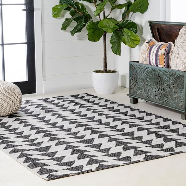 Real Living Pavero Black & White Geometric Outdoor Area Rug, (8' x 10')