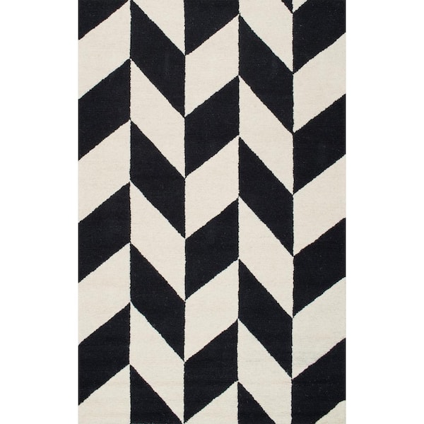 https://images.thdstatic.com/productImages/beb2bcb7-4db8-409f-b037-4fa27f11a4d7/svn/black-and-white-nuloom-area-rugs-mthm03a-860116-64_600.jpg