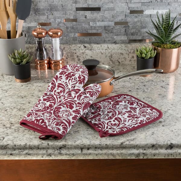 Lavish Home Quilted Cotton Burgundy Heat/Flame Resistant Oven Mitt and Pot Holder Set (2-Pack)