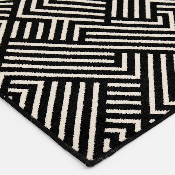 Tecopa Trenten Black 7 ft. 10 in. x 9 ft. 10 in. Geometric Polypropylene Indoor/Outdoor Area Rug