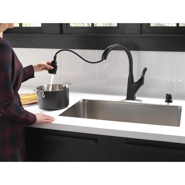 Delta Everly Single Handle Pull Down Sprayer Kitchen Faucet With Shieldspray Technology And Soap Dispenser In Matte Black 19741z Blsd Dst The Home Depot