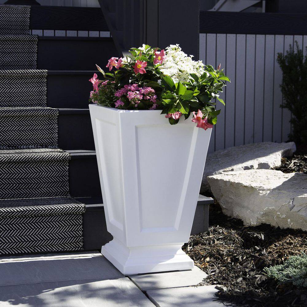 Aberdeen Elegance 25" White Polyethylene Outdoor Planter
