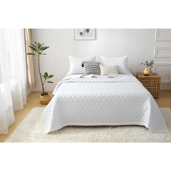 Better Style Home 3-Piece White Microfiber Honeycomb Full/Queen Quilt Set