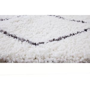 Oasis Waves White and Dark Gray 5 ft. 3 in. x 7 ft. 6 in. Trellis Polyester Area Rug