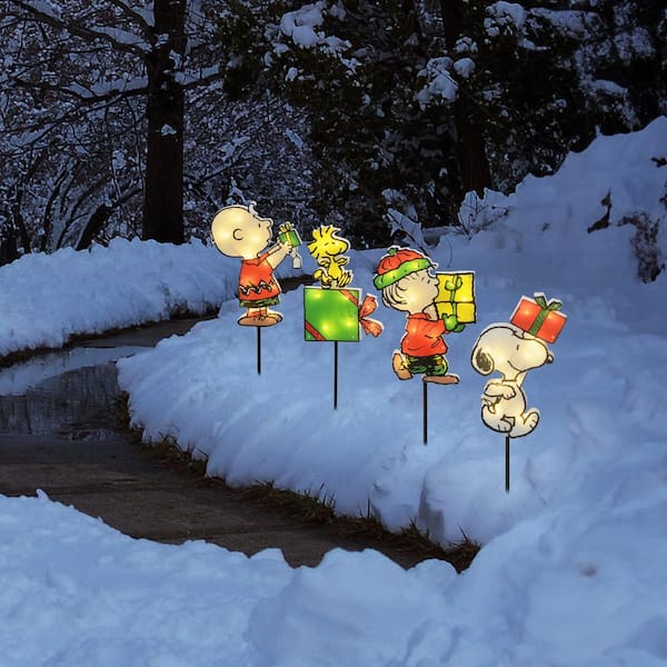 26 in. 4-Piece Peanuts Gang with Presents Christmas Pathway